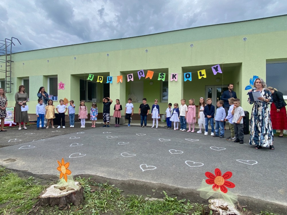 s-usmevem-do-prvni-tridy-slavnostni-pasovani-predskolaku