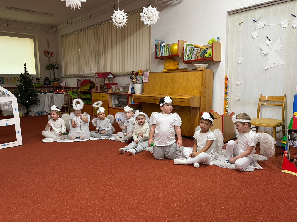 uz-je-tu-zas-vanocni-cas