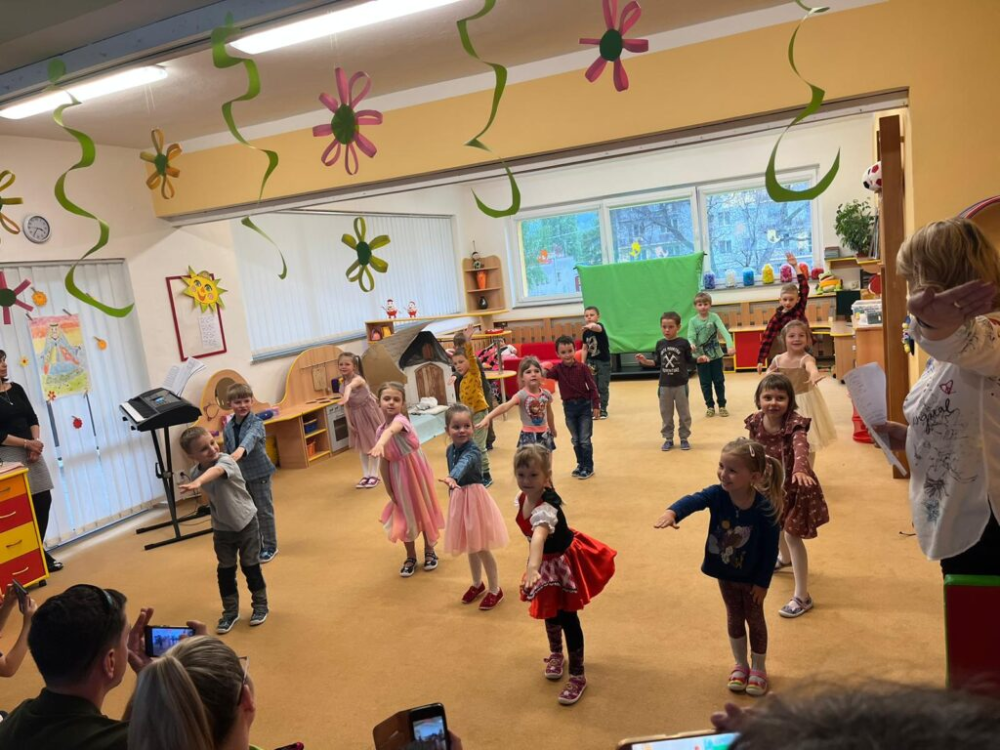 besidka-ke-dni-matek-u-vcelek